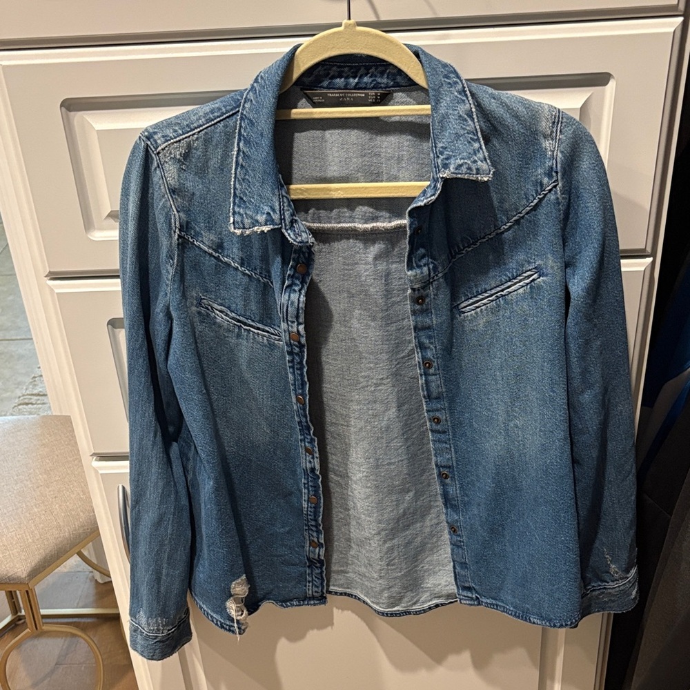Zara Light Wash Denim Jacket in Blue Size M